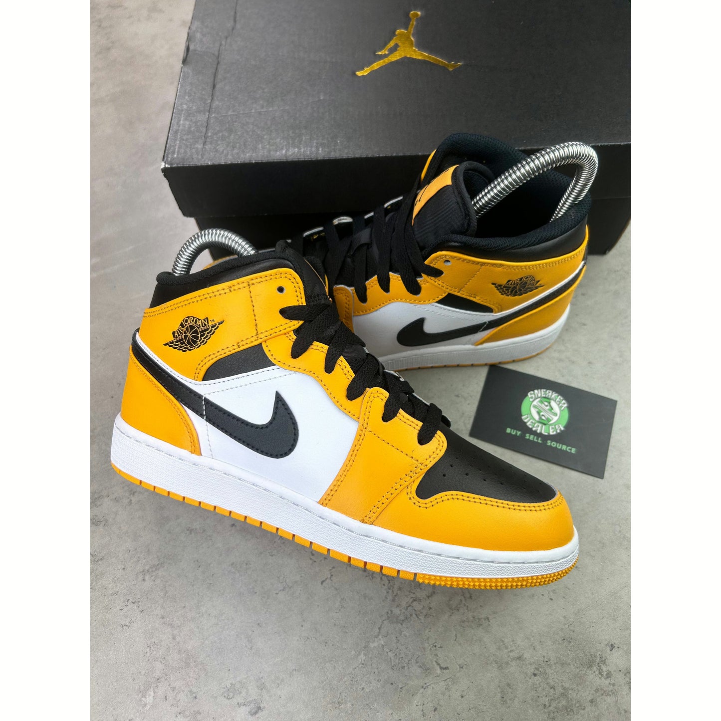 Air Jordan 1 Mid “Taxi” (GS)